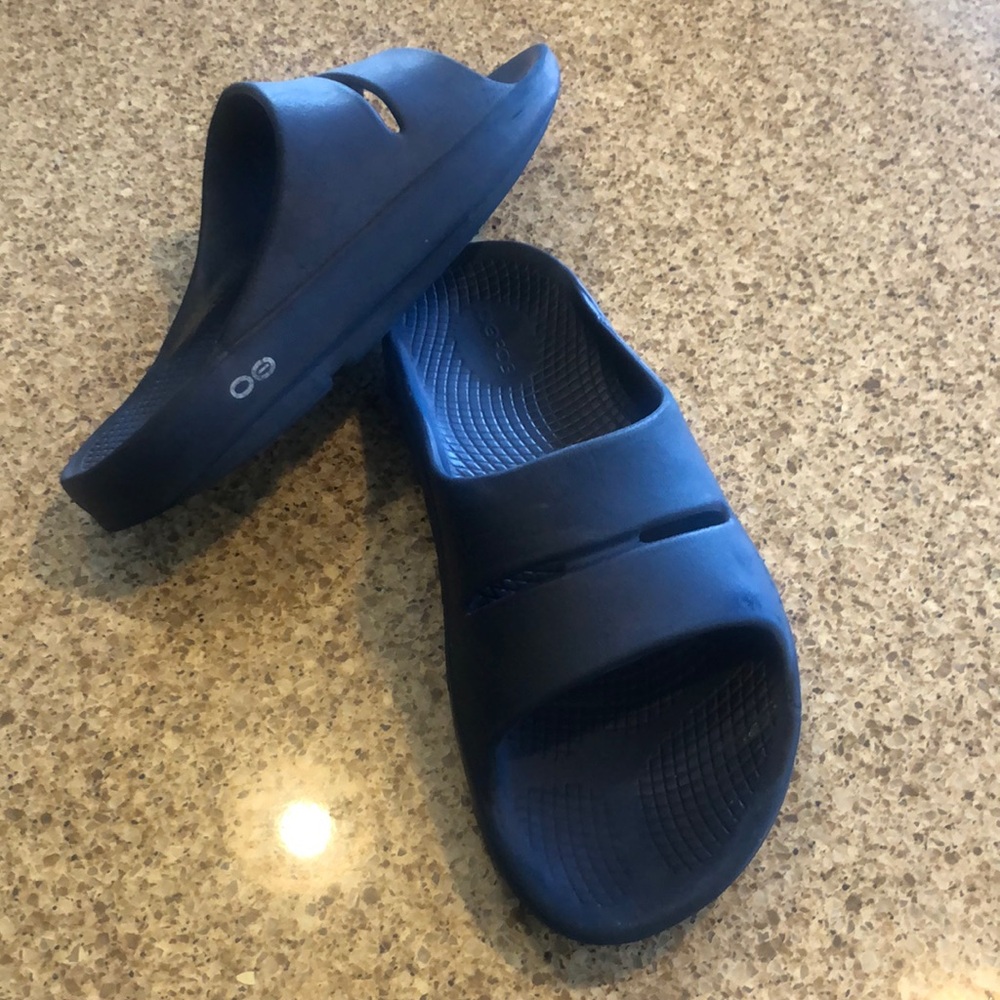 Oofos unisex men 8 women’s 10  - navy blue sandals slides